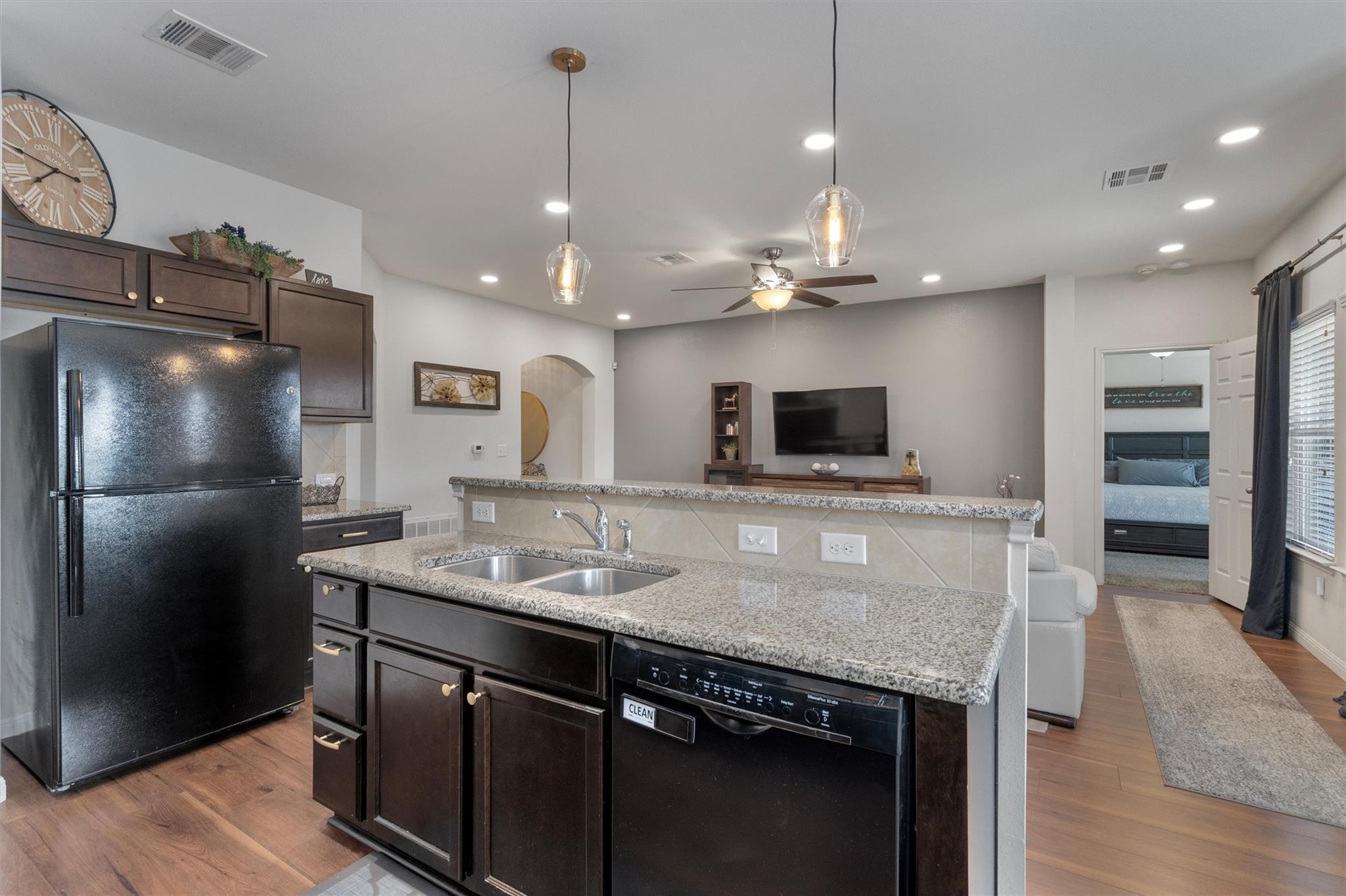 300 Camellia Dr, Hutto, TX 78634