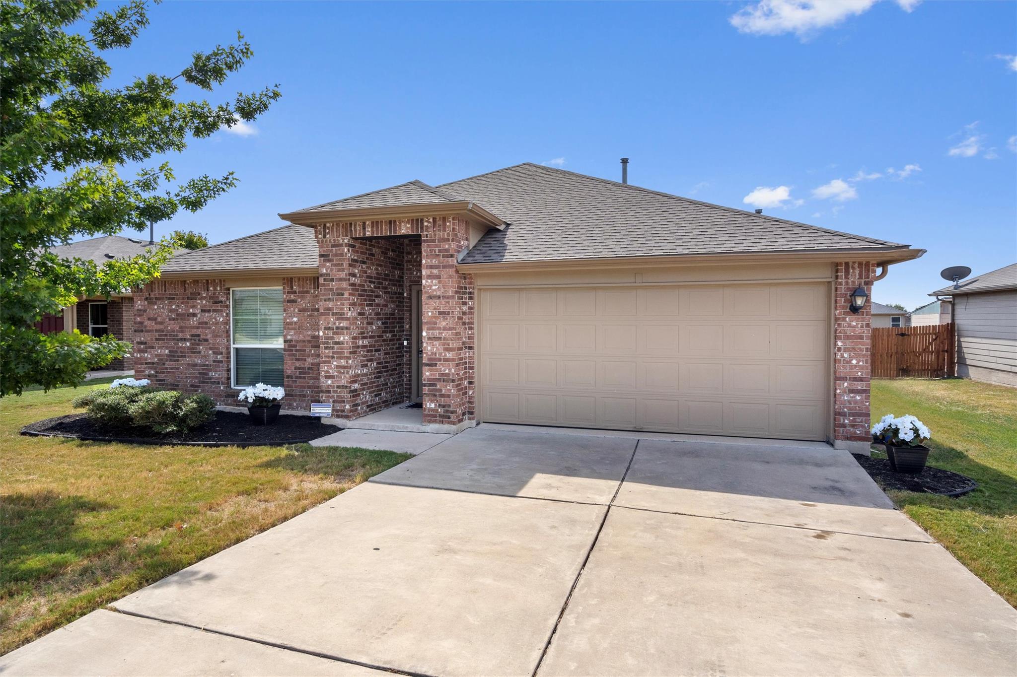 300 Camellia Dr, Hutto, TX 78634