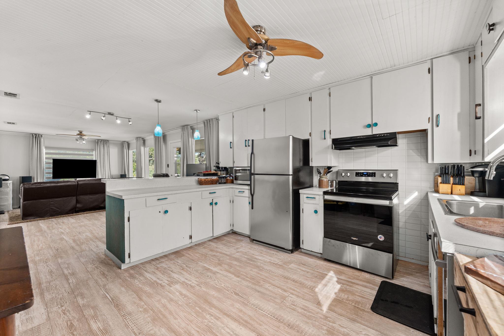 1327 Lake Shore Dr, Spicewood, TX 78669