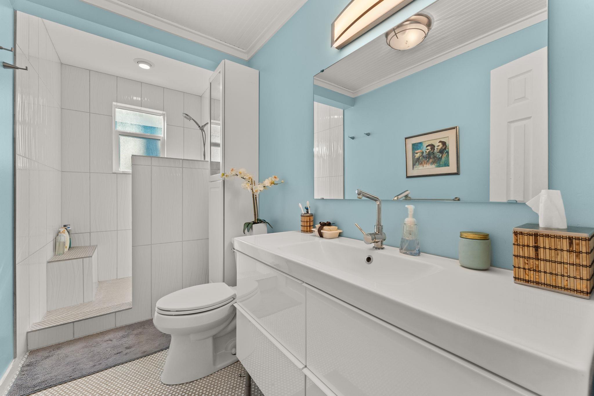 1327 Lake Shore Dr, Spicewood, TX 78669