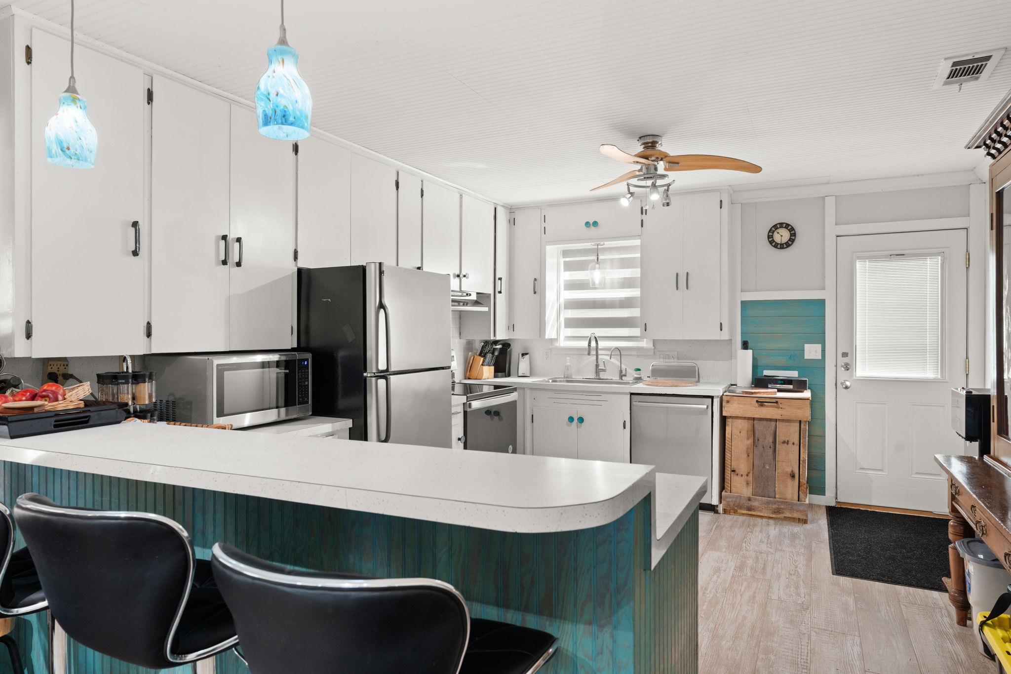 1327 Lake Shore Dr, Spicewood, TX 78669