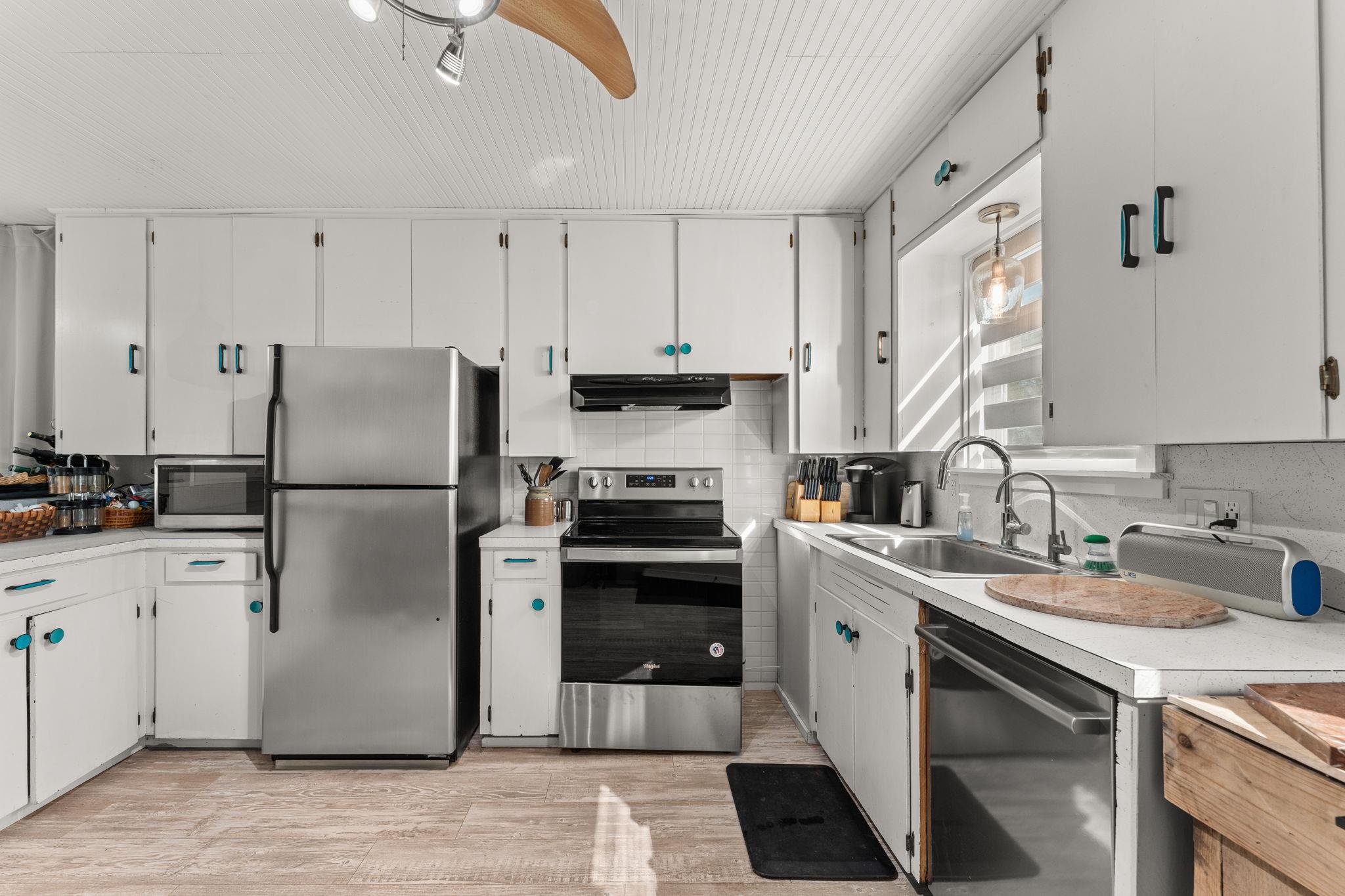 1327 Lake Shore Dr, Spicewood, TX 78669