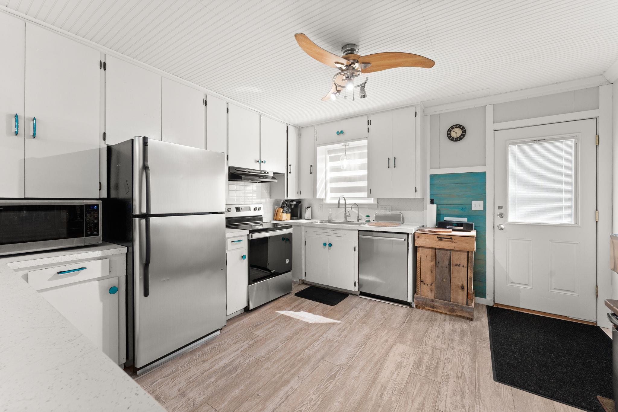 1327 Lake Shore Dr, Spicewood, TX 78669