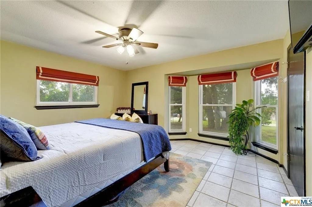 112 W Mimosa Cir, San Marcos, TX 78666