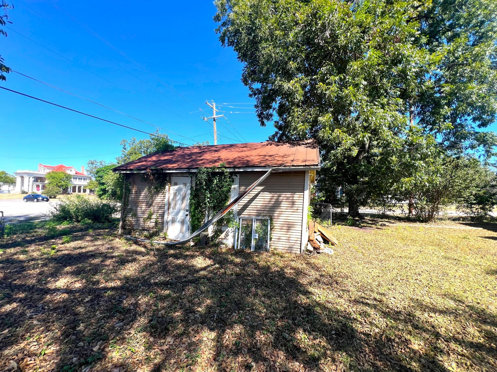 525 Washburn St, Taylor, TX 76574