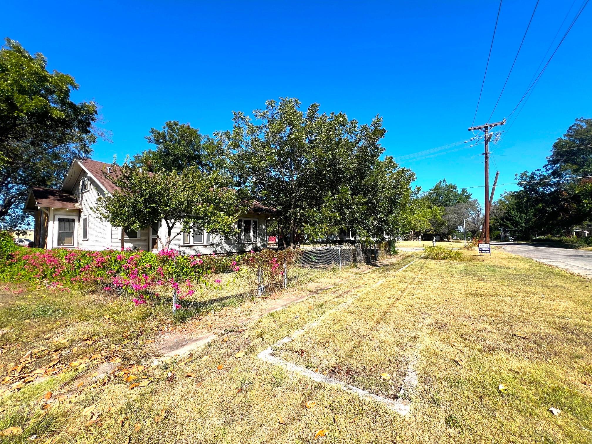 525 Washburn St, Taylor, TX 76574