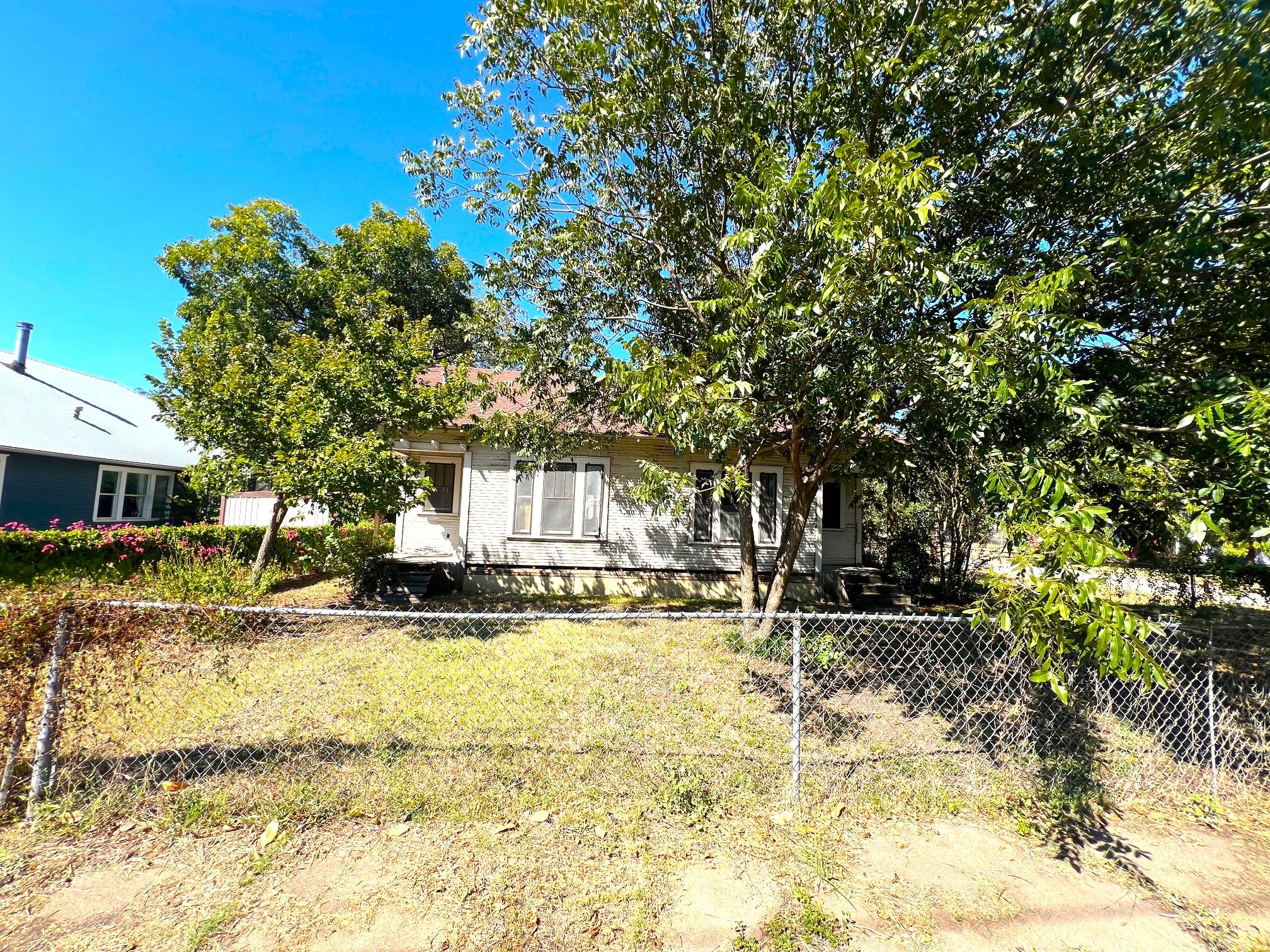 525 Washburn St, Taylor, TX 76574