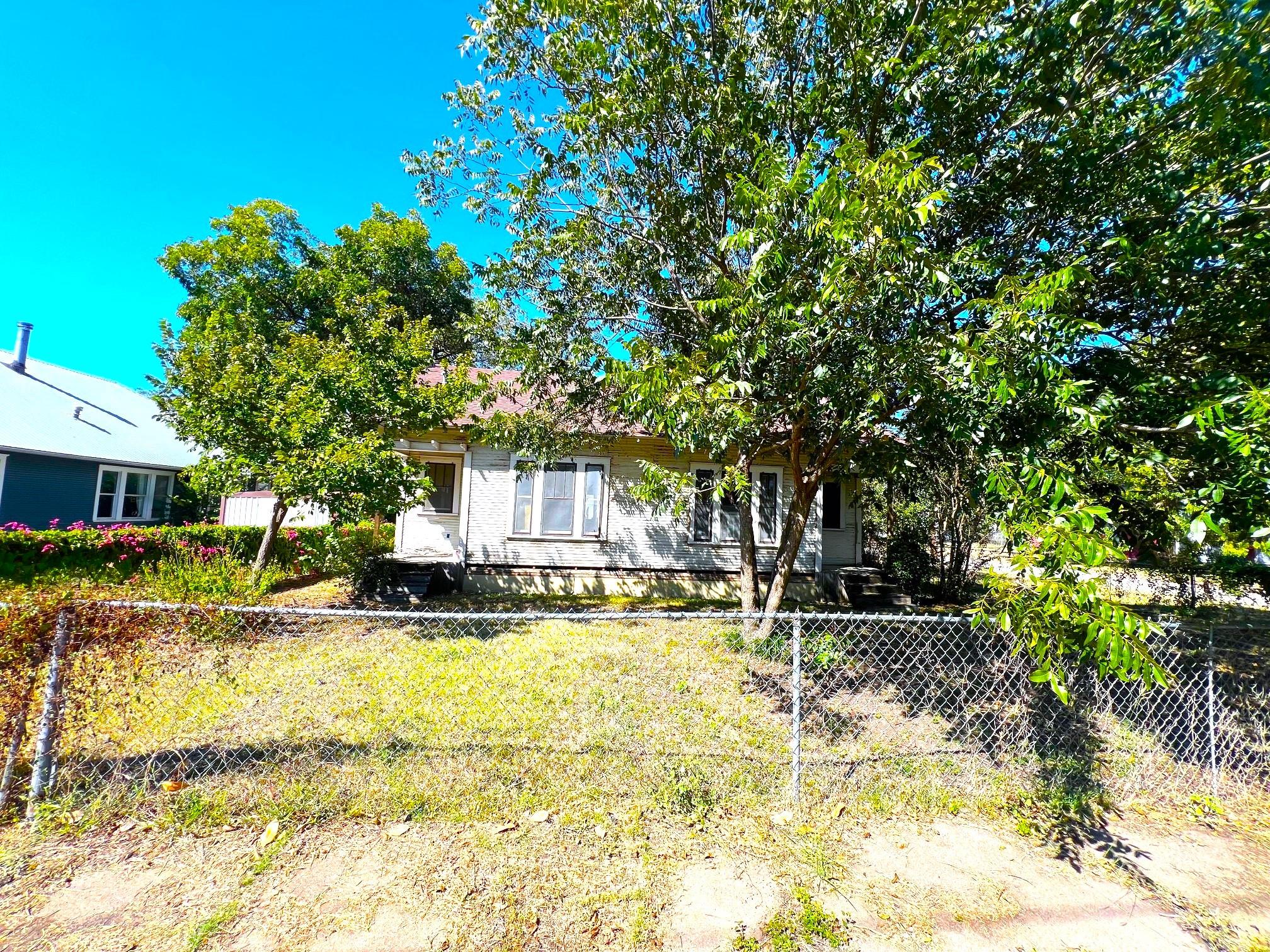 525 Washburn St, Taylor, TX 76574