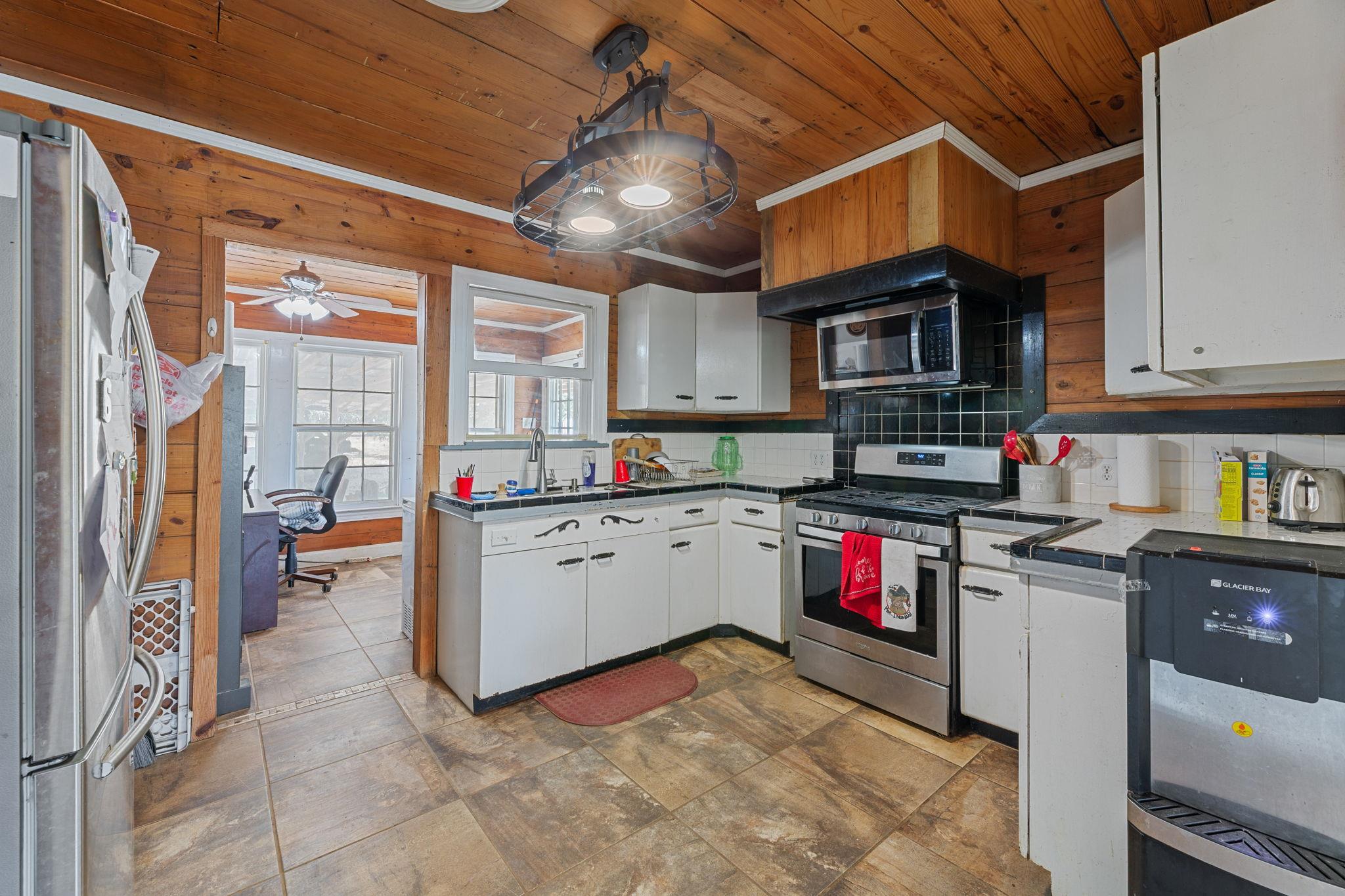 274 Old Potato Rd. Rd, Paige, TX 78659