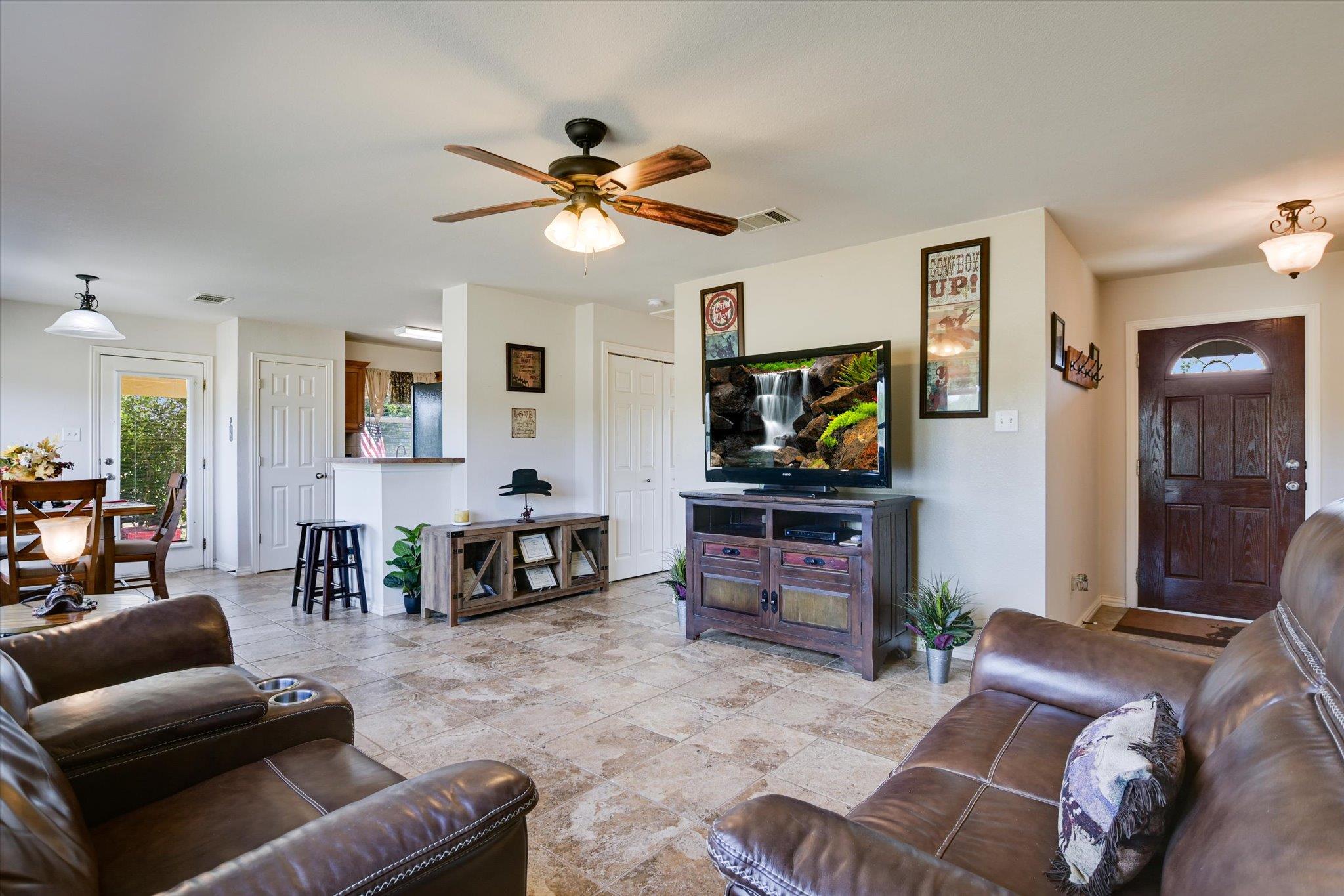 172 Round Up Dr, Liberty Hill, TX 78642