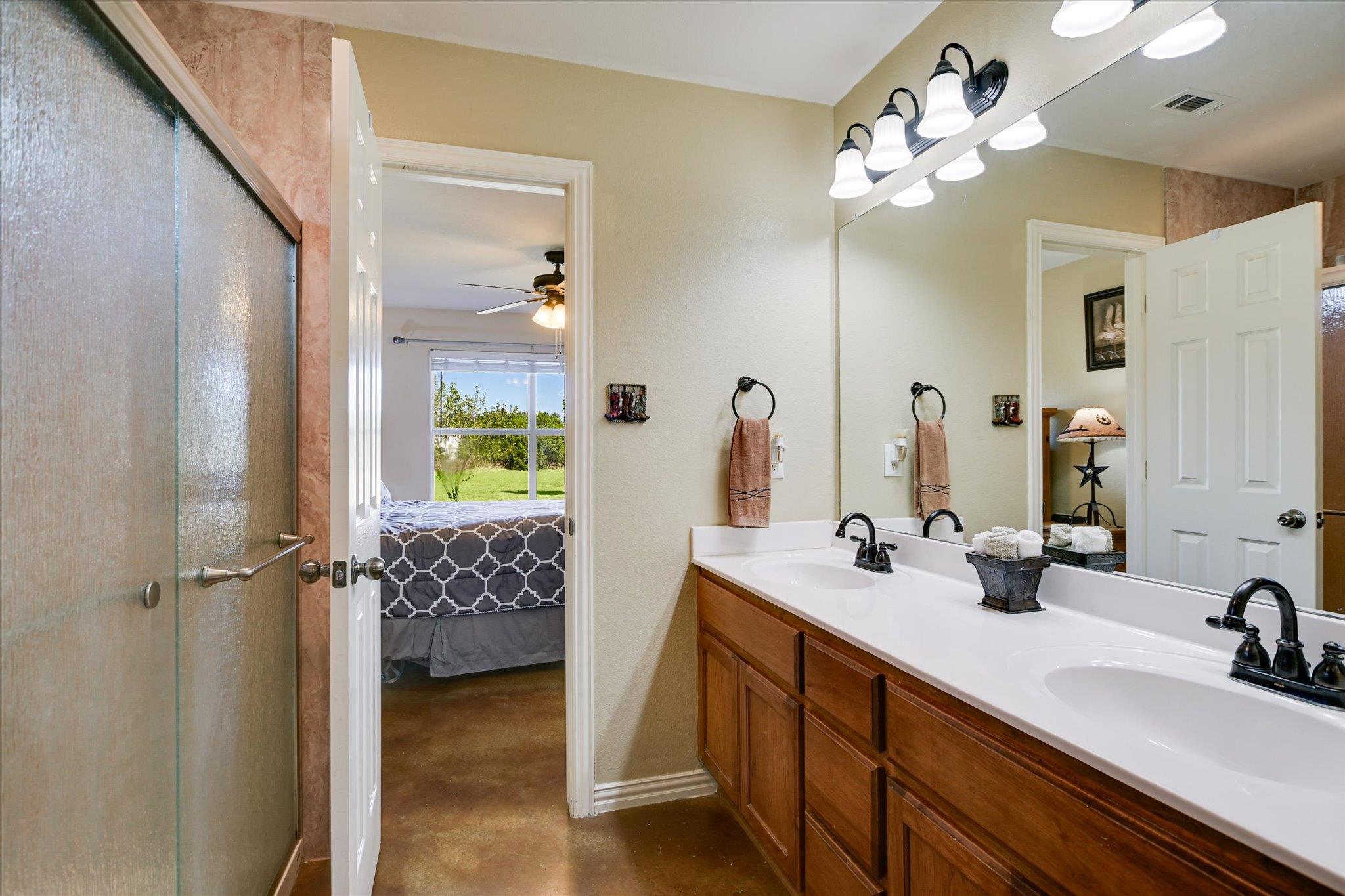 172 Round Up Dr, Liberty Hill, TX 78642