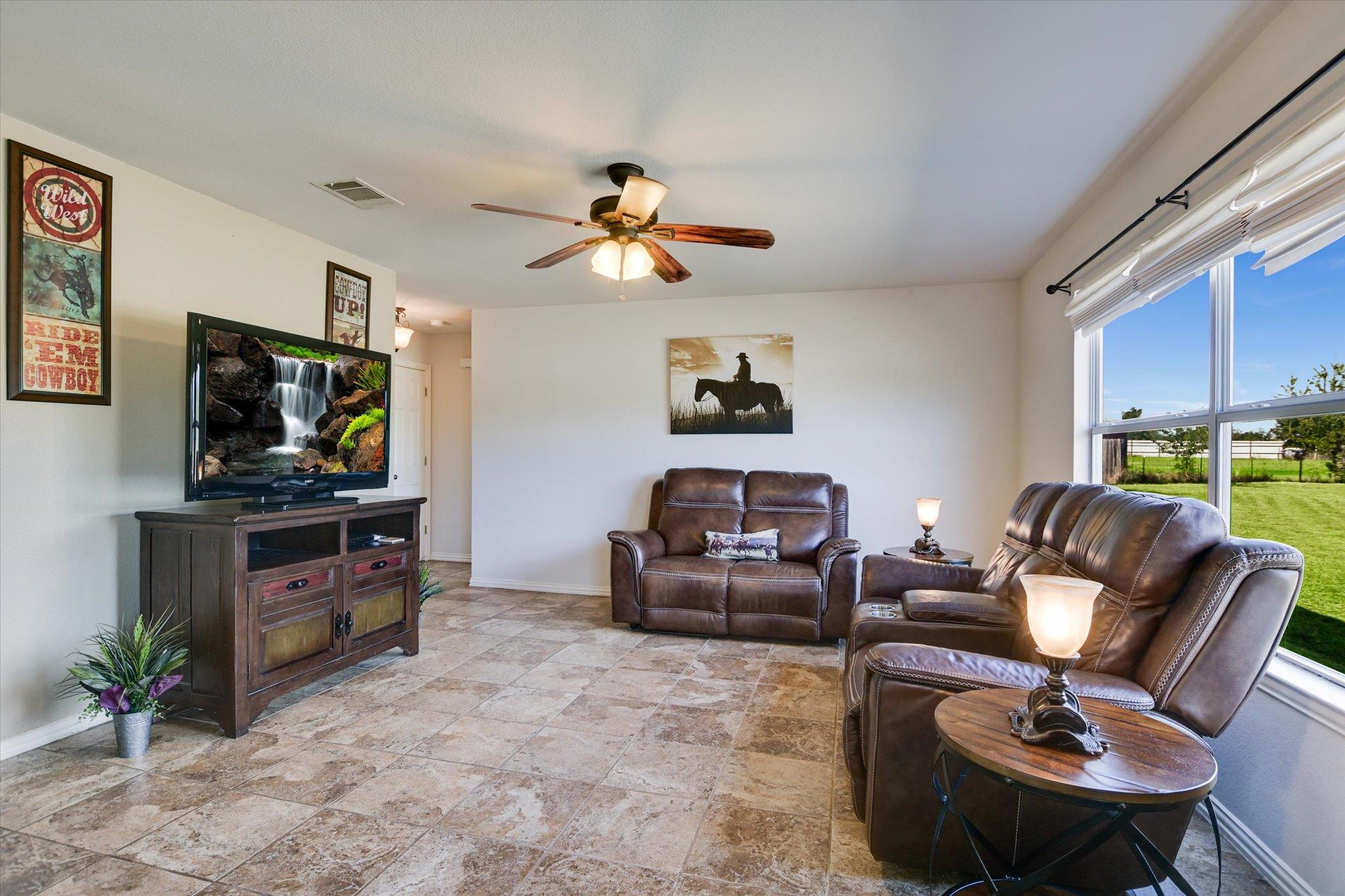 172 Round Up Dr, Liberty Hill, TX 78642