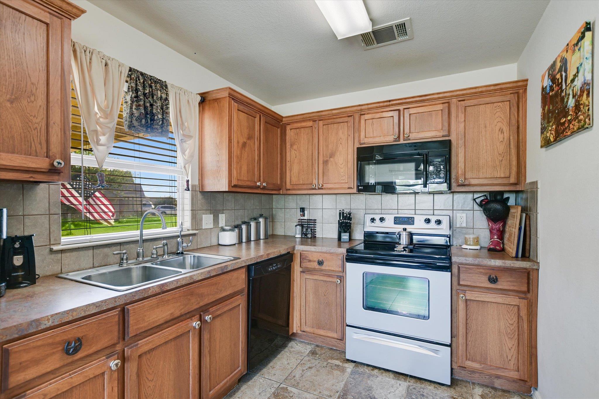 172 Round Up Dr, Liberty Hill, TX 78642