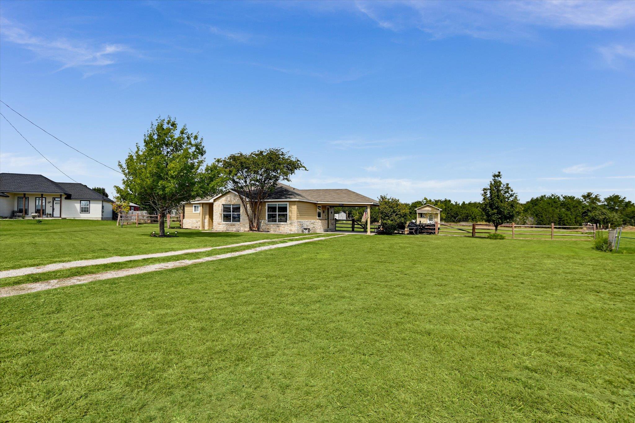 172 Round Up Dr, Liberty Hill, TX 78642