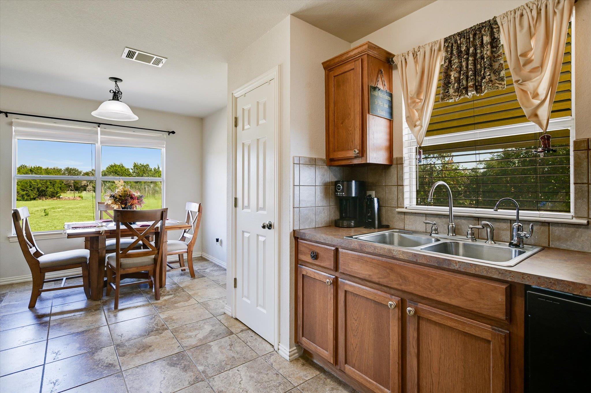 172 Round Up Dr, Liberty Hill, TX 78642