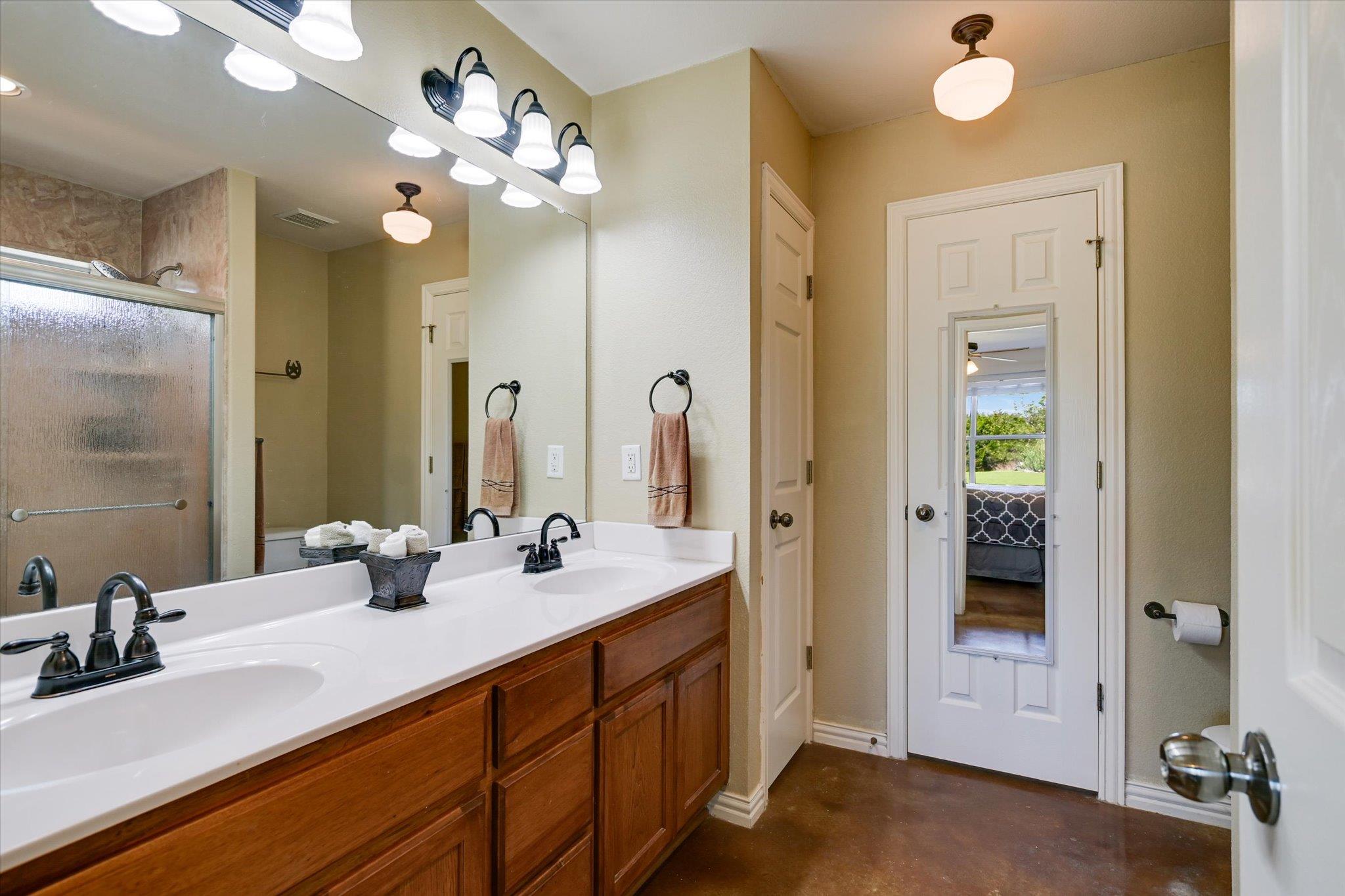 172 Round Up Dr, Liberty Hill, TX 78642