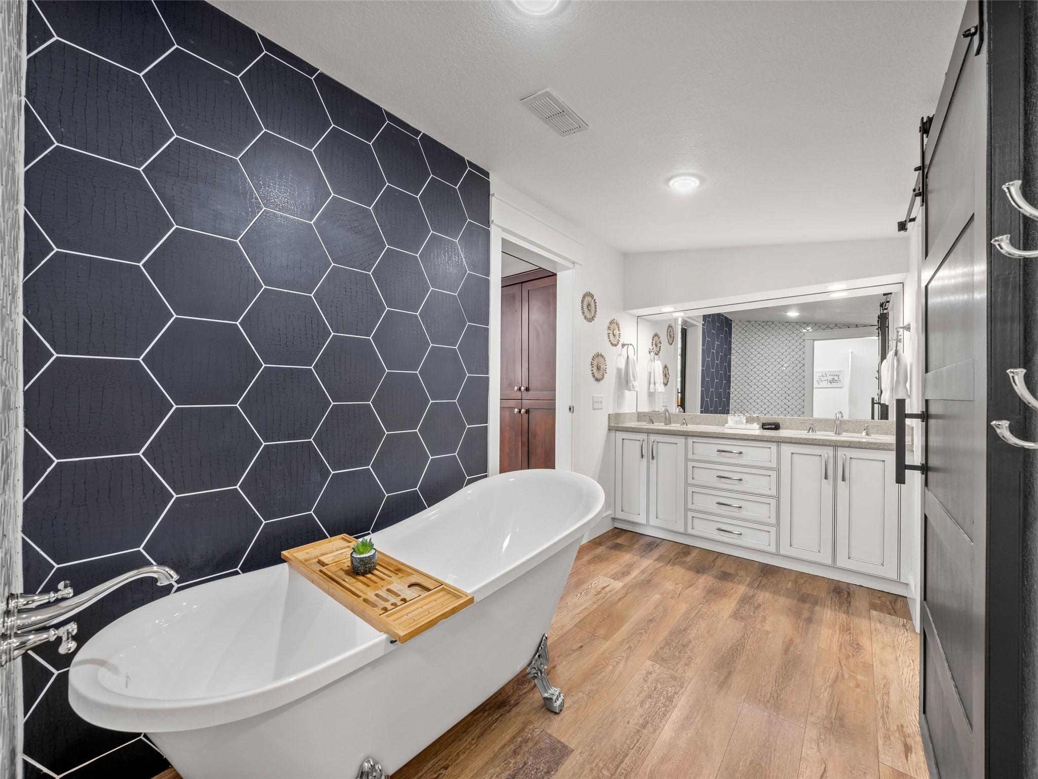 907 W Travis St, Fredericksburg, TX 78624