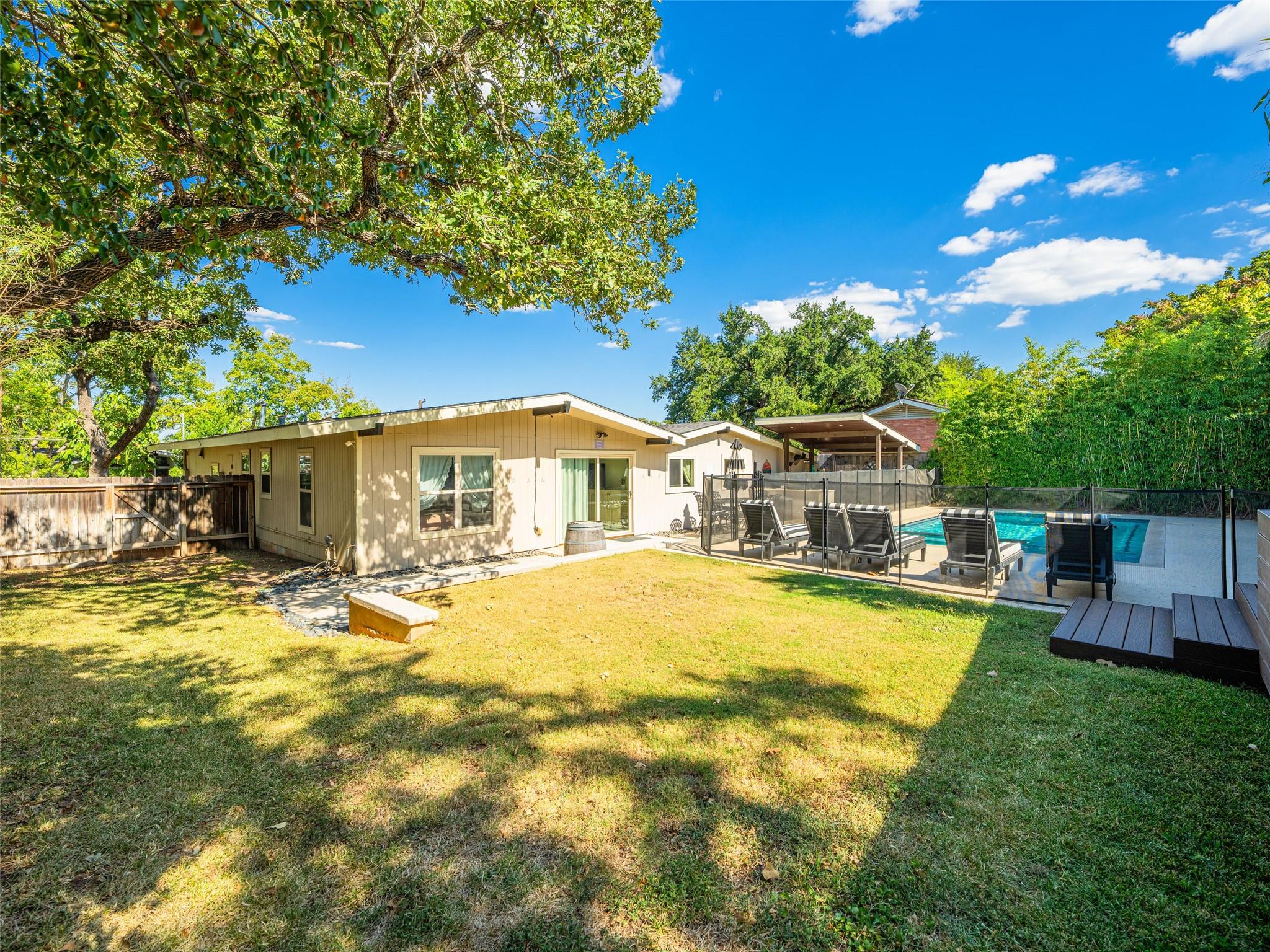 907 W Travis St, Fredericksburg, TX 78624
