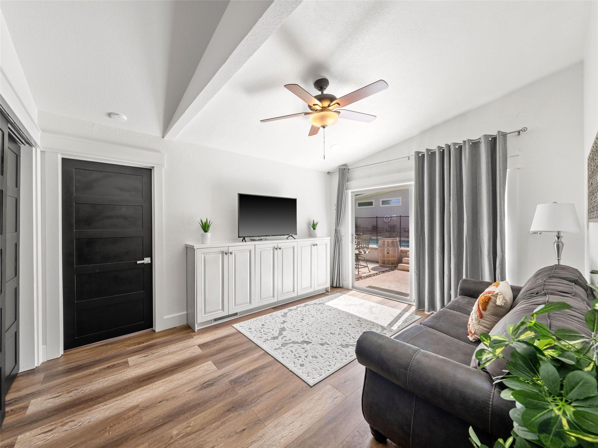 907 W Travis St, Fredericksburg, TX 78624