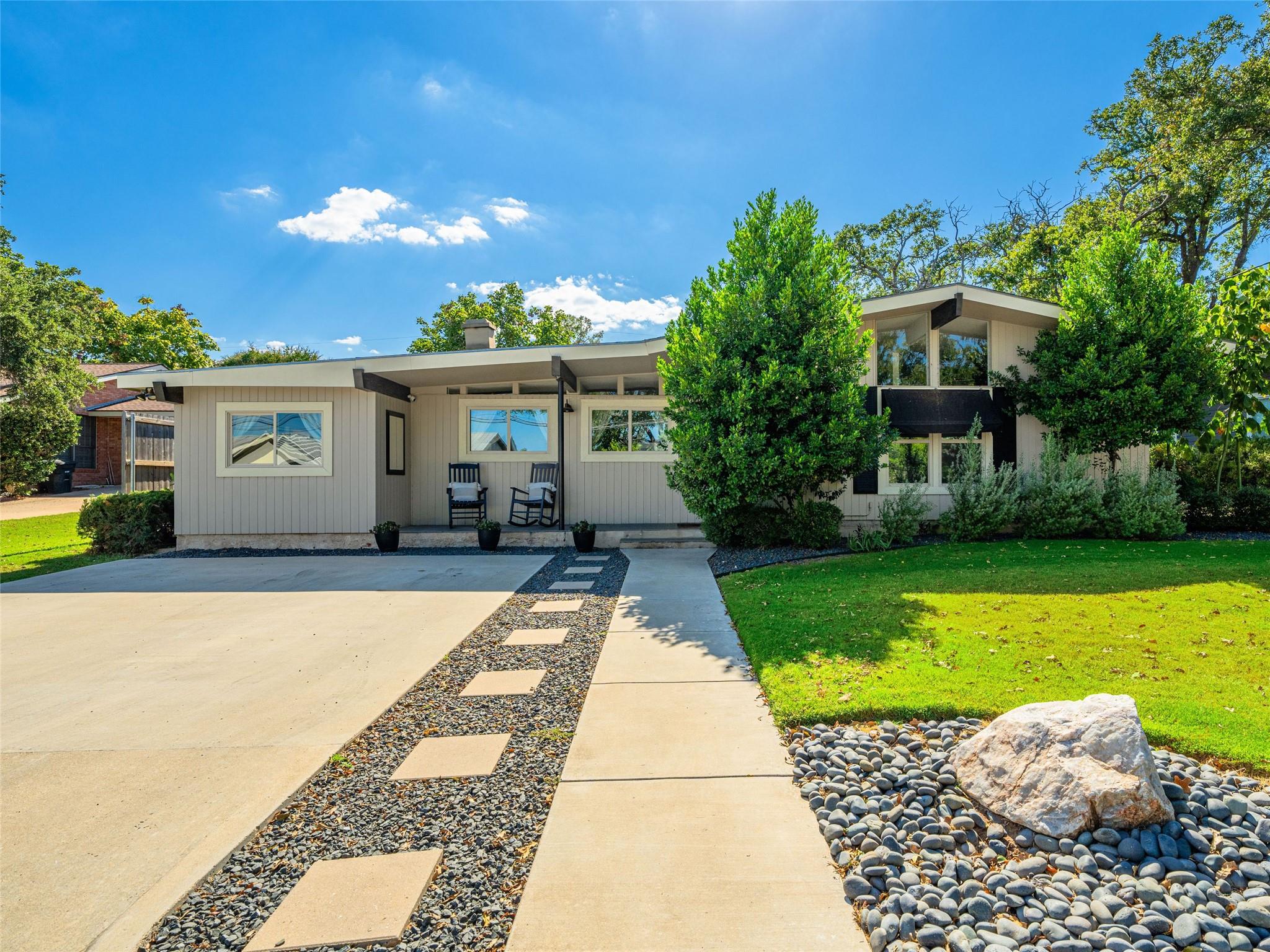 907 W Travis St, Fredericksburg, TX 78624