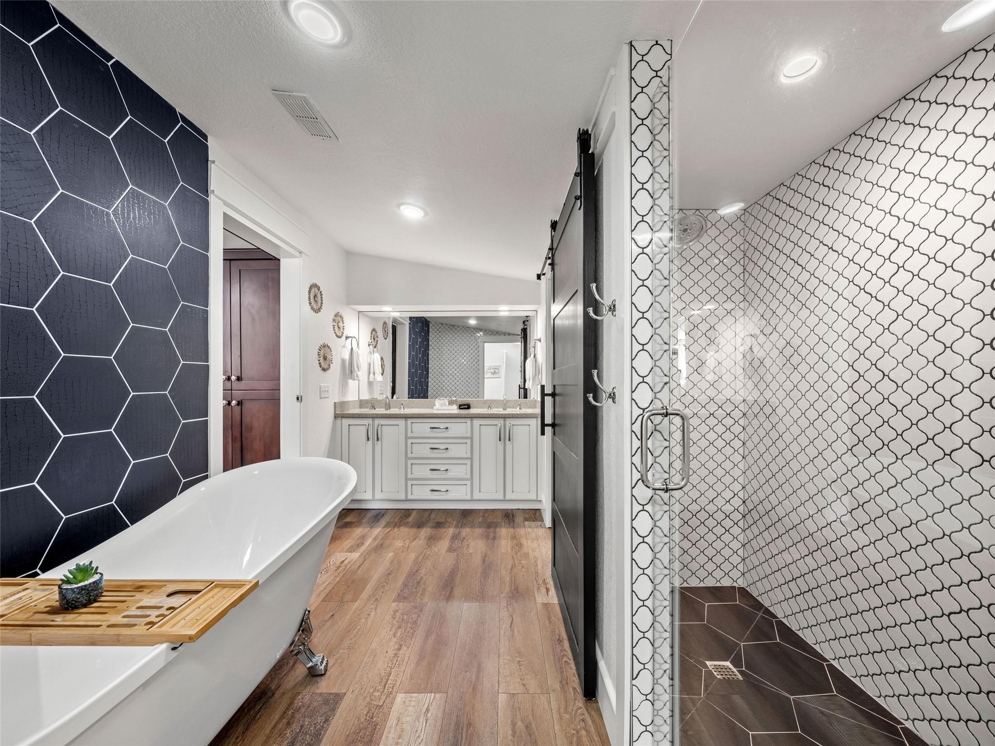 907 W Travis St, Fredericksburg, TX 78624