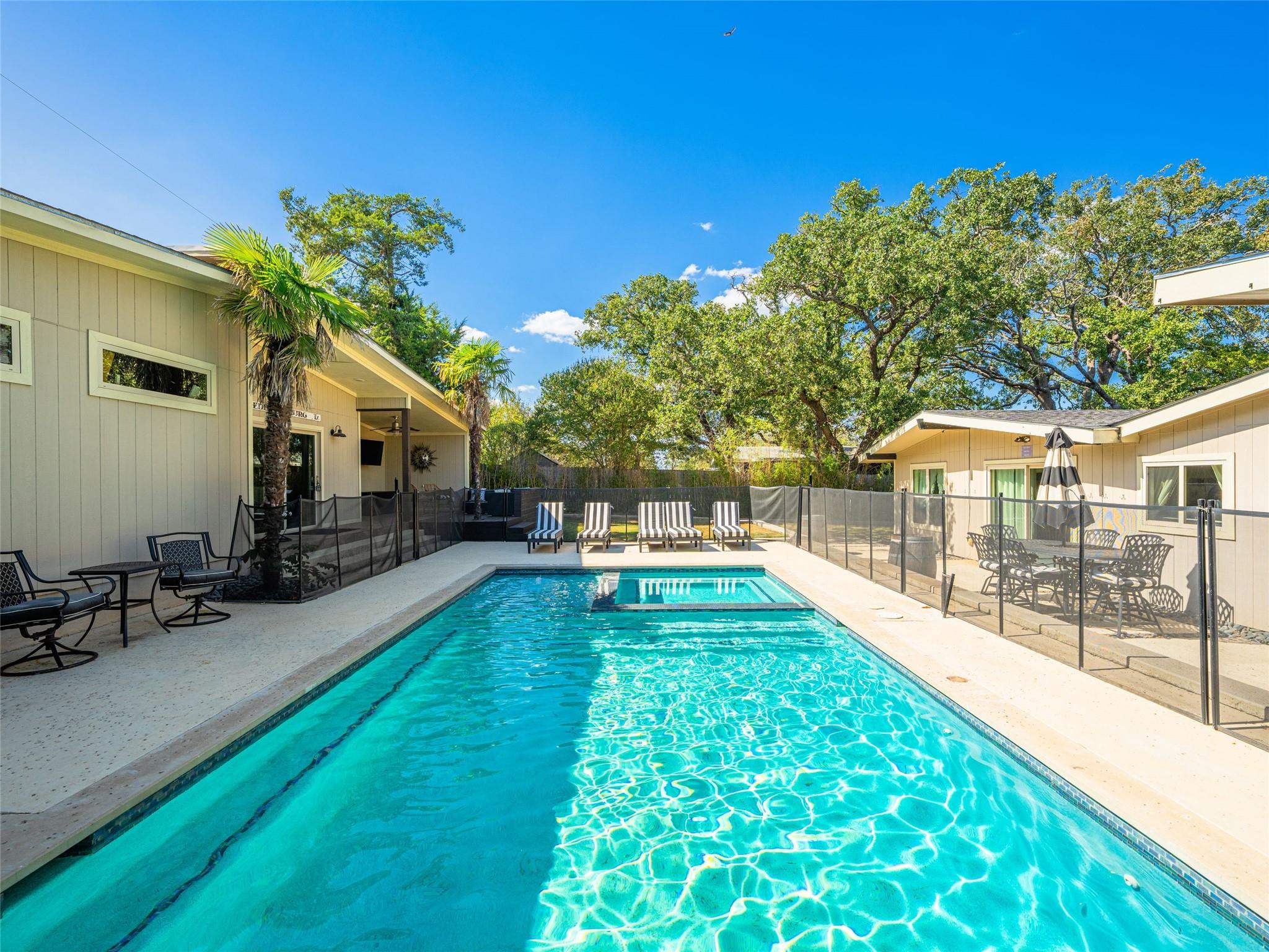 907 W Travis St, Fredericksburg, TX 78624