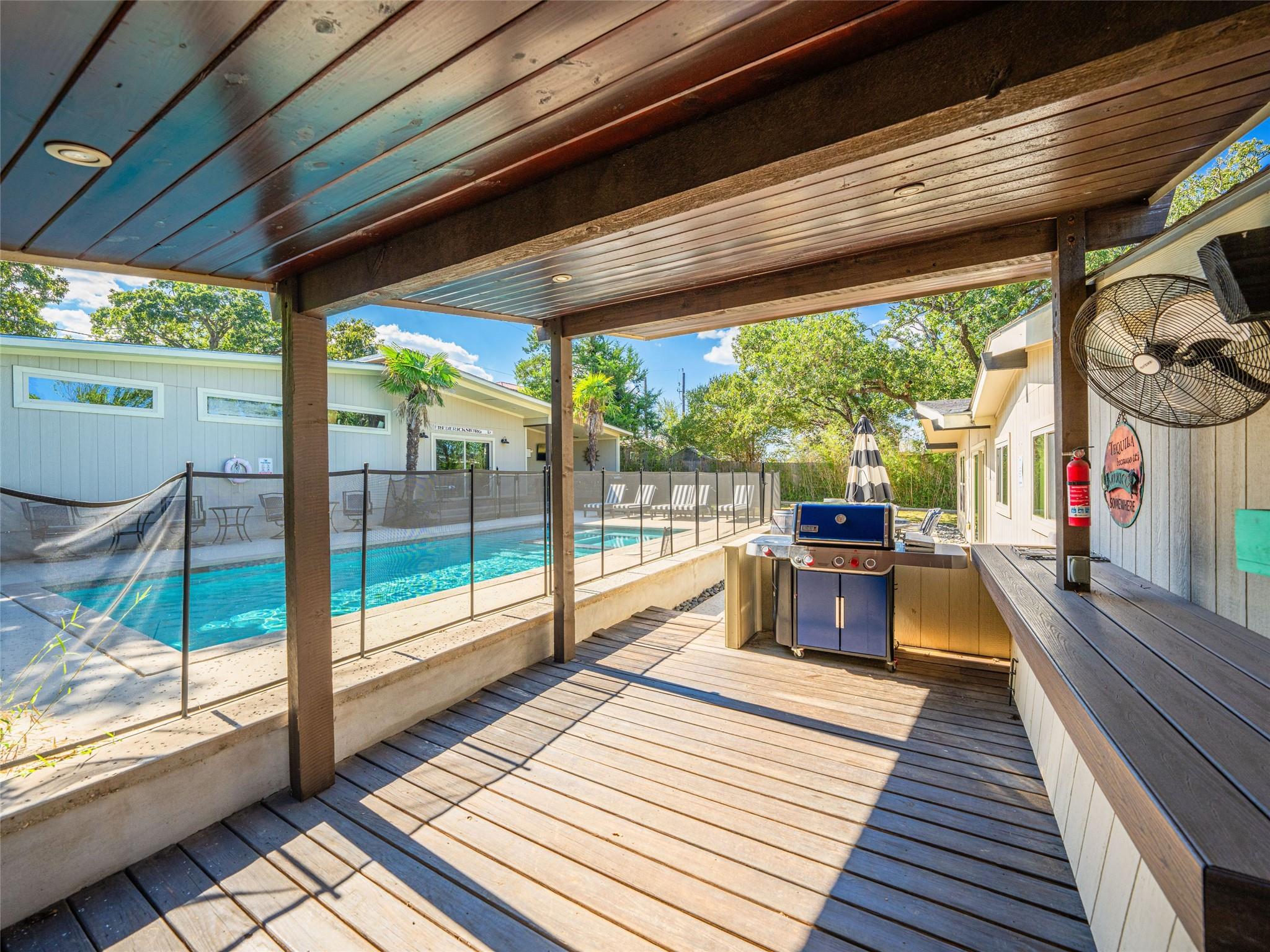 907 W Travis St, Fredericksburg, TX 78624