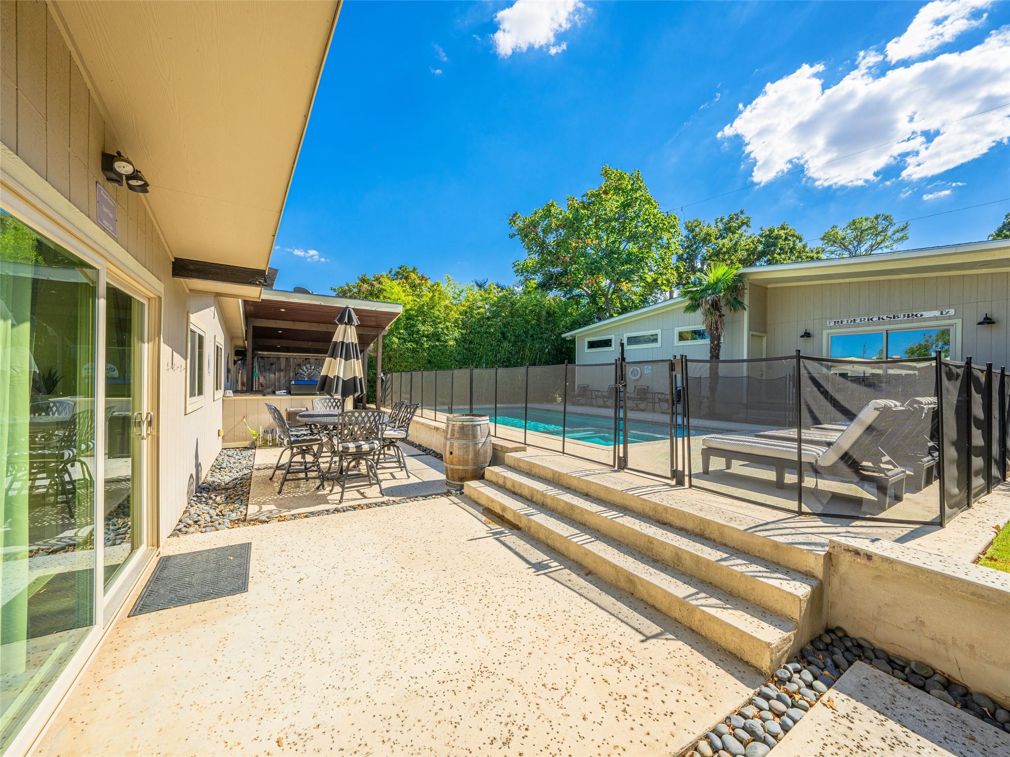 907 W Travis St, Fredericksburg, TX 78624