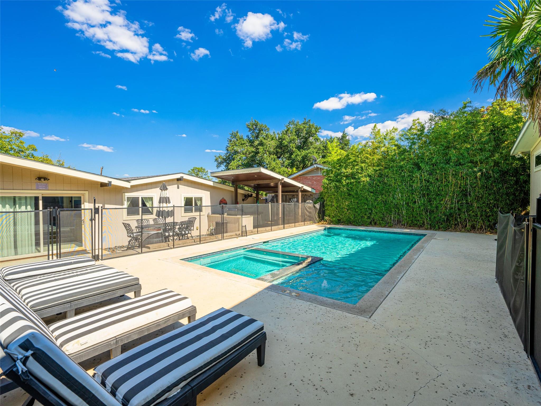 907 W Travis St, Fredericksburg, TX 78624