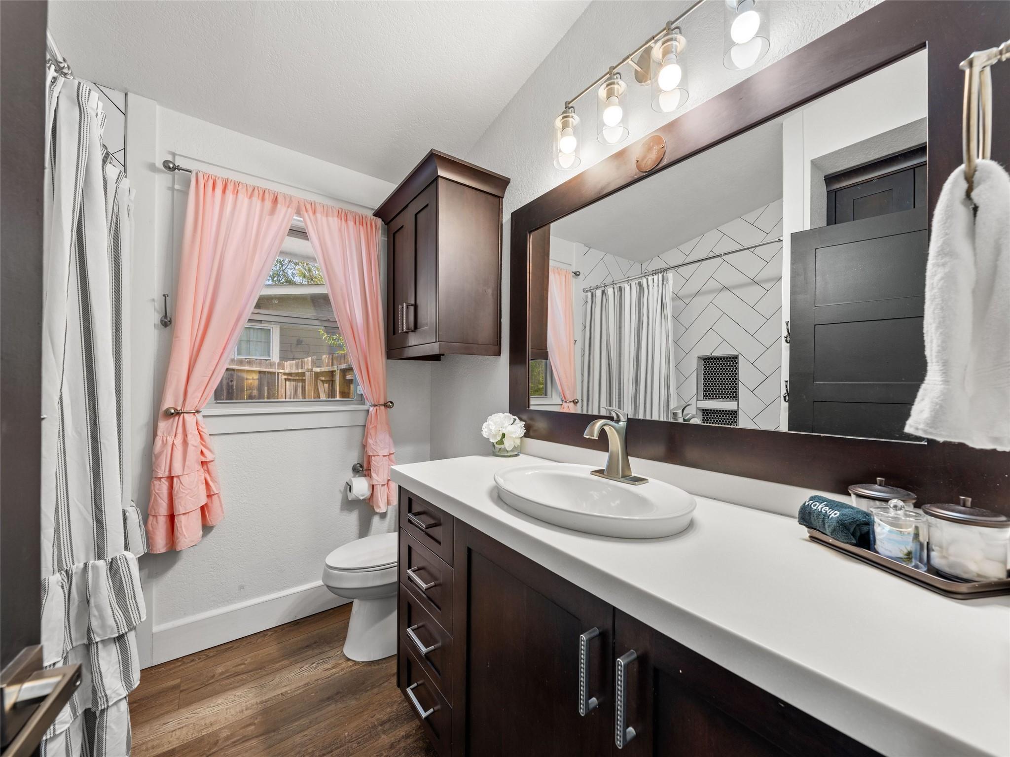 907 W Travis St, Fredericksburg, TX 78624