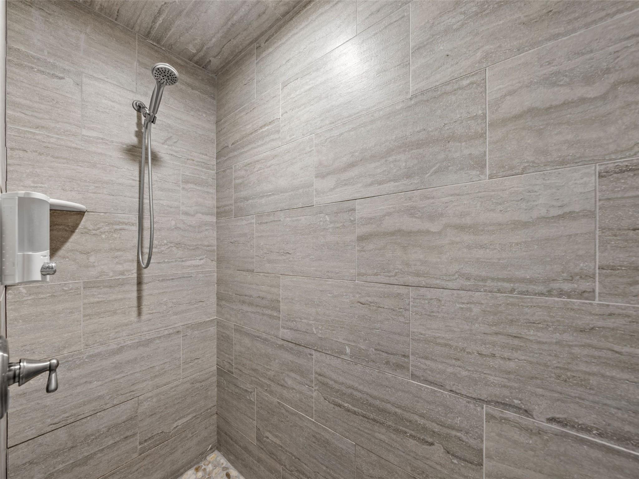 907 W Travis St, Fredericksburg, TX 78624