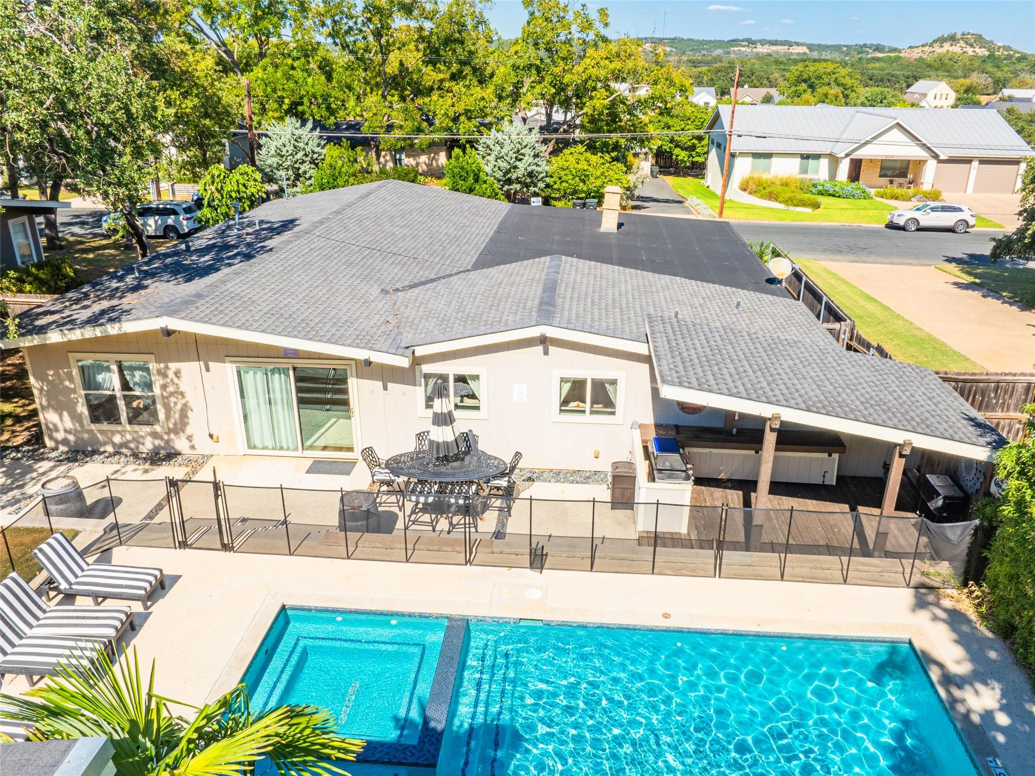 907 W Travis St, Fredericksburg, TX 78624