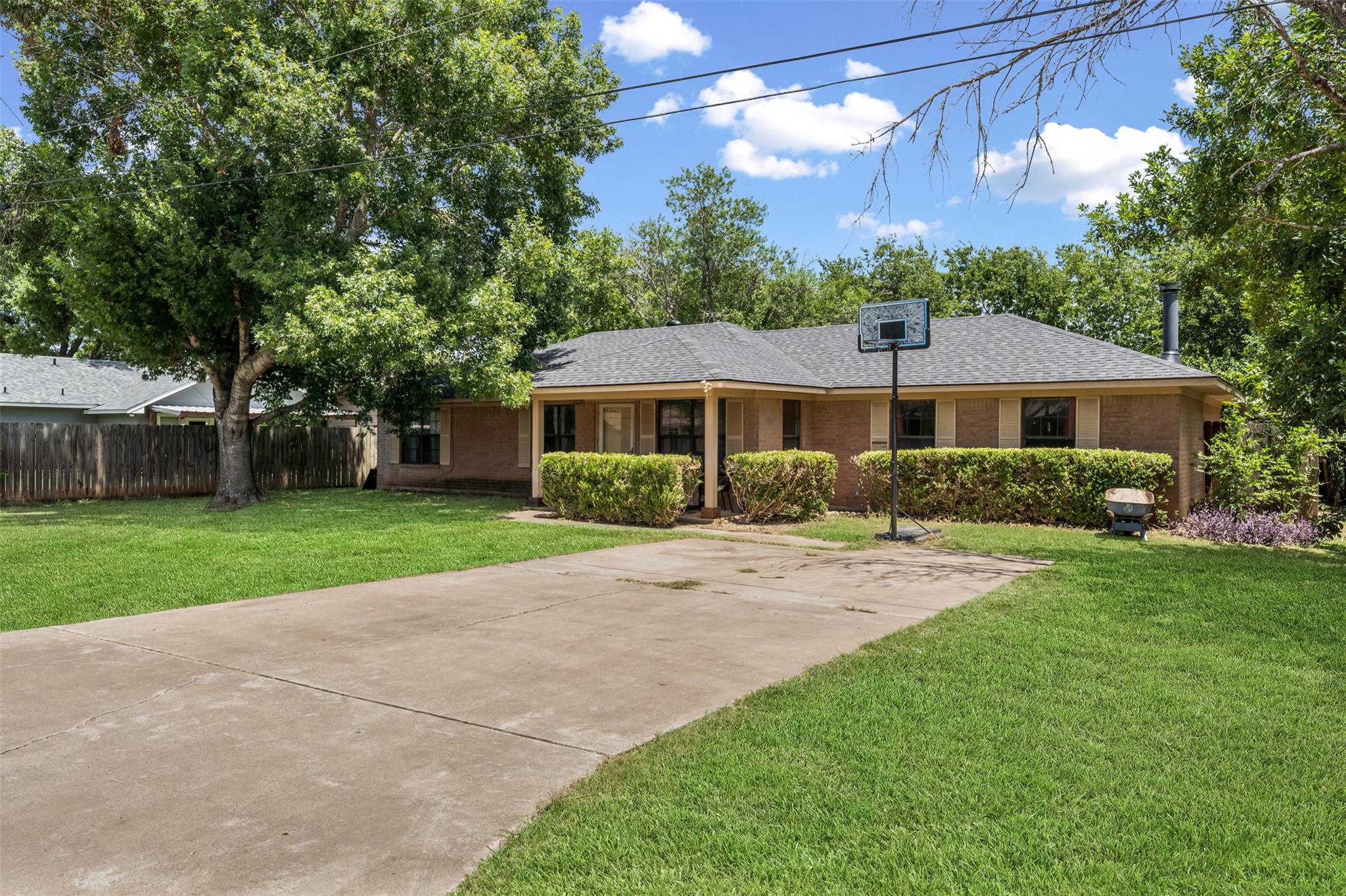 1405 Oak Park Ln, Salado, TX 76571