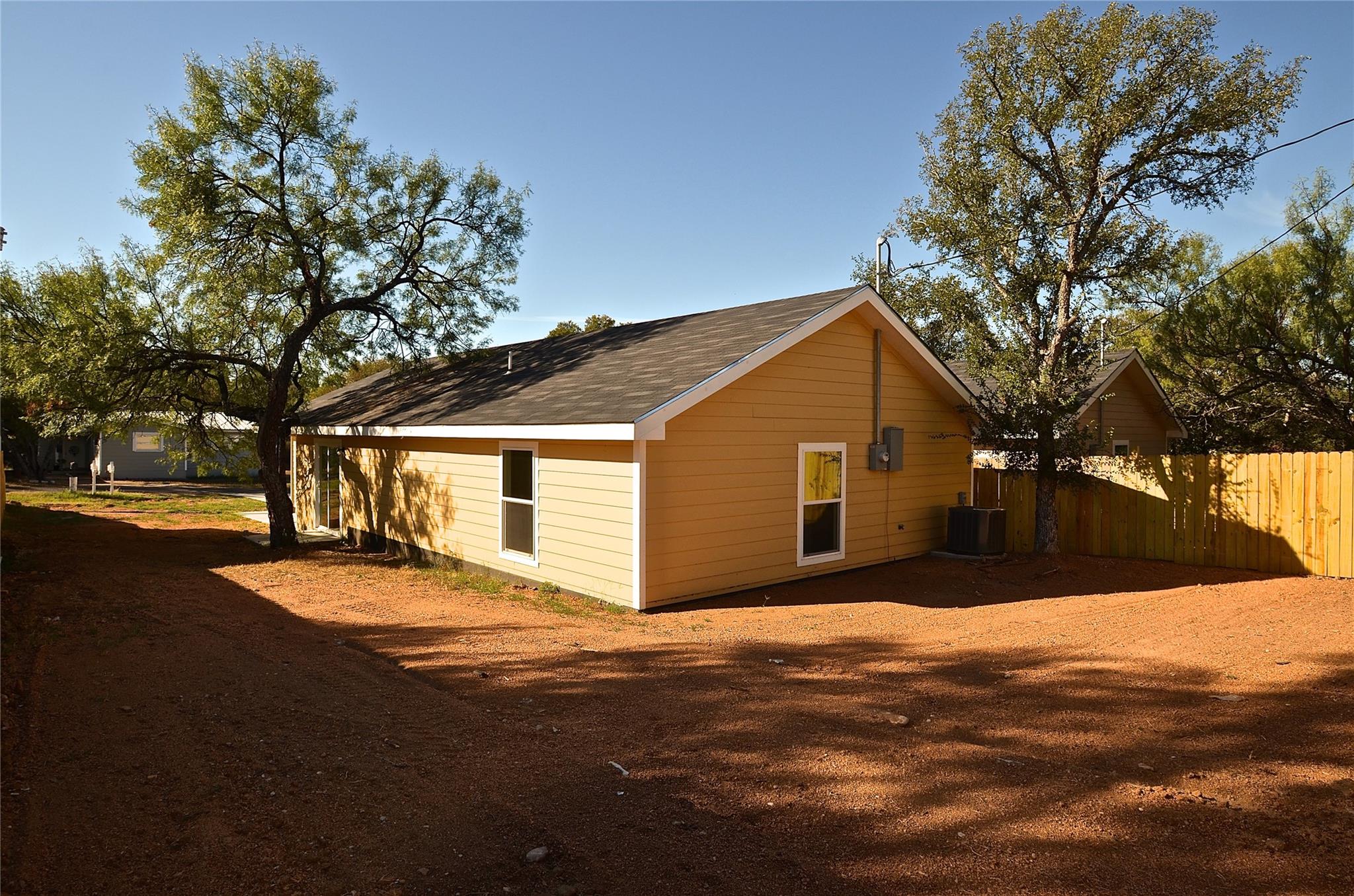 1515 Navajo Trl, Kingsland, TX 78639