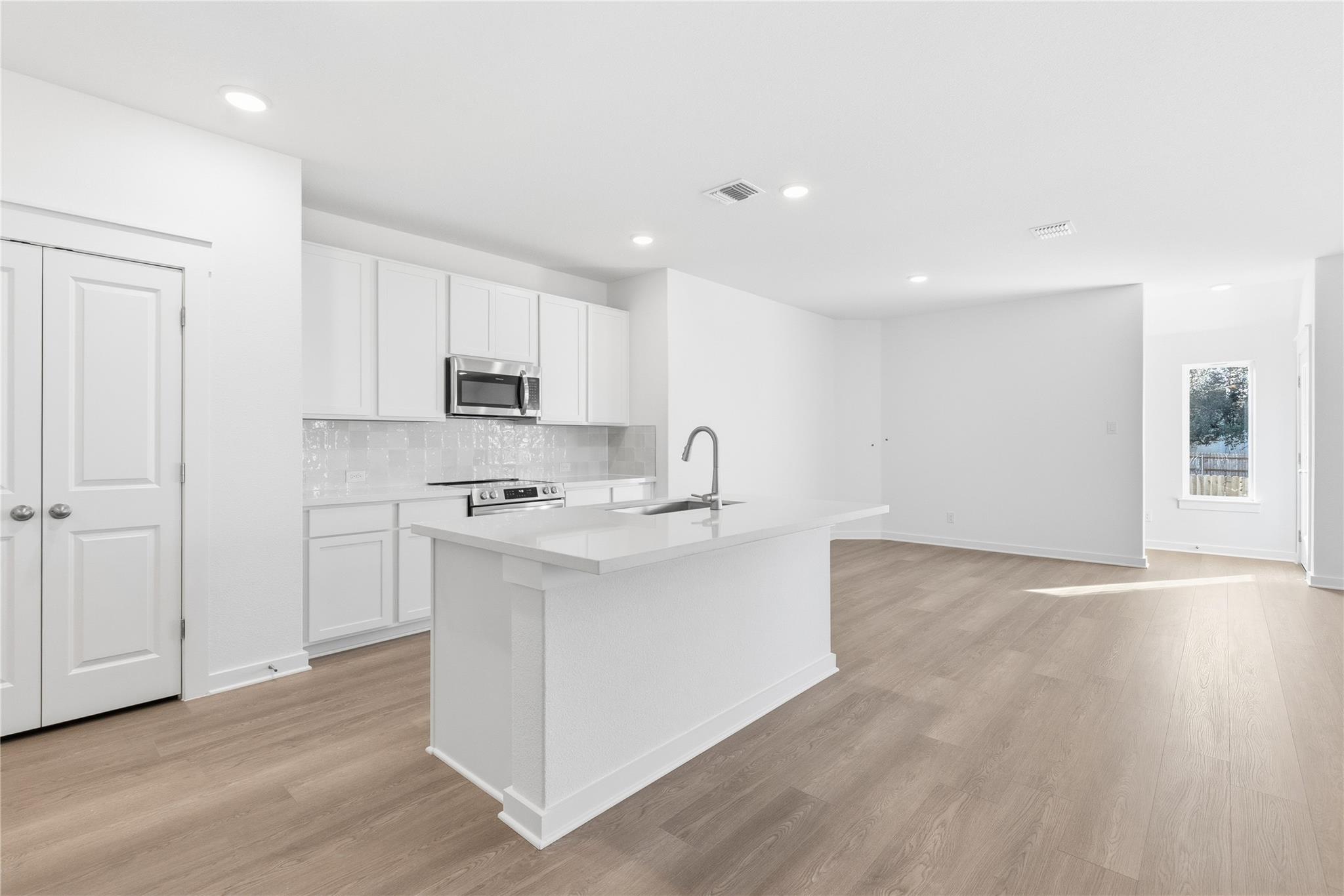 242 Seattle Slew Dr, Jarrell, TX 76537