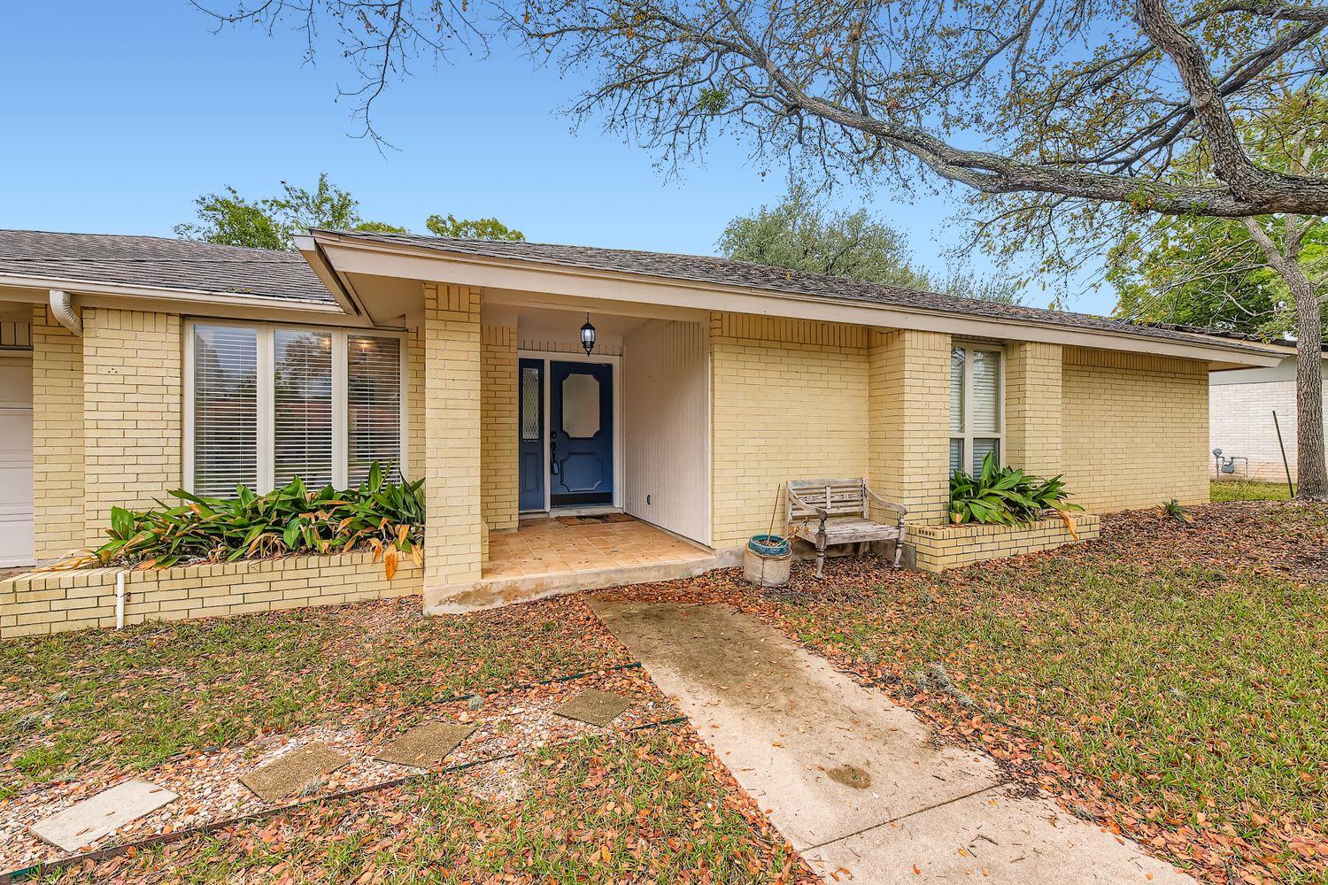 10705 Pinehurst Dr, Austin, TX 78747