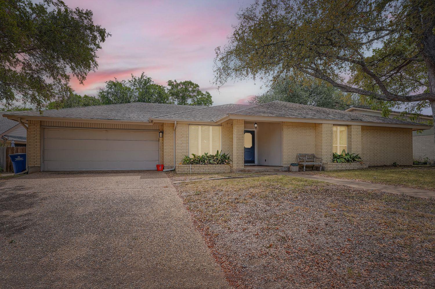 10705 Pinehurst Dr, Austin, TX 78747