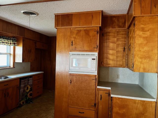 1204 E Lake Dr, Taylor, TX 76574