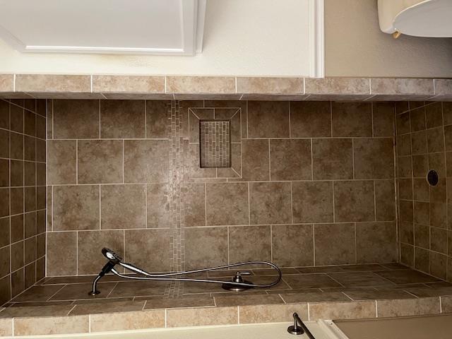 1204 E Lake Dr, Taylor, TX 76574