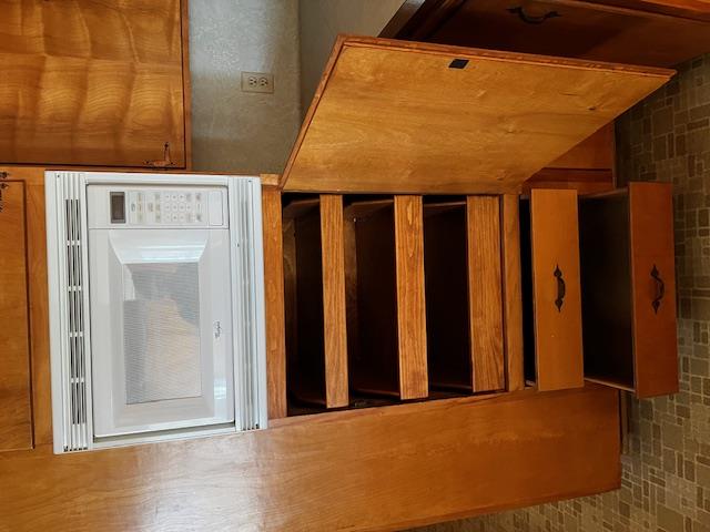 1204 E Lake Dr, Taylor, TX 76574