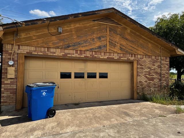 1204 E Lake Dr, Taylor, TX 76574