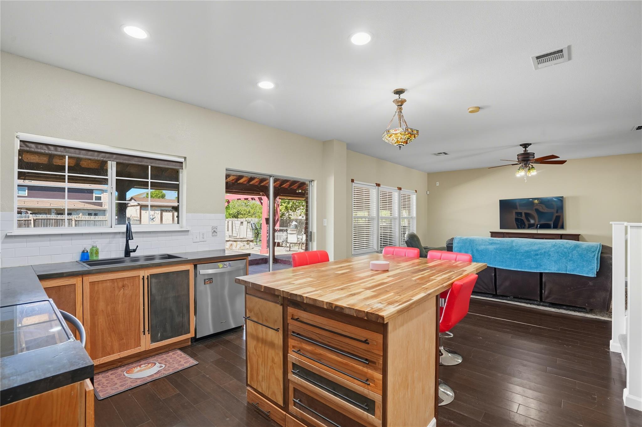 402 Red Tailed Hawk Dr, Pflugerville, TX 78660