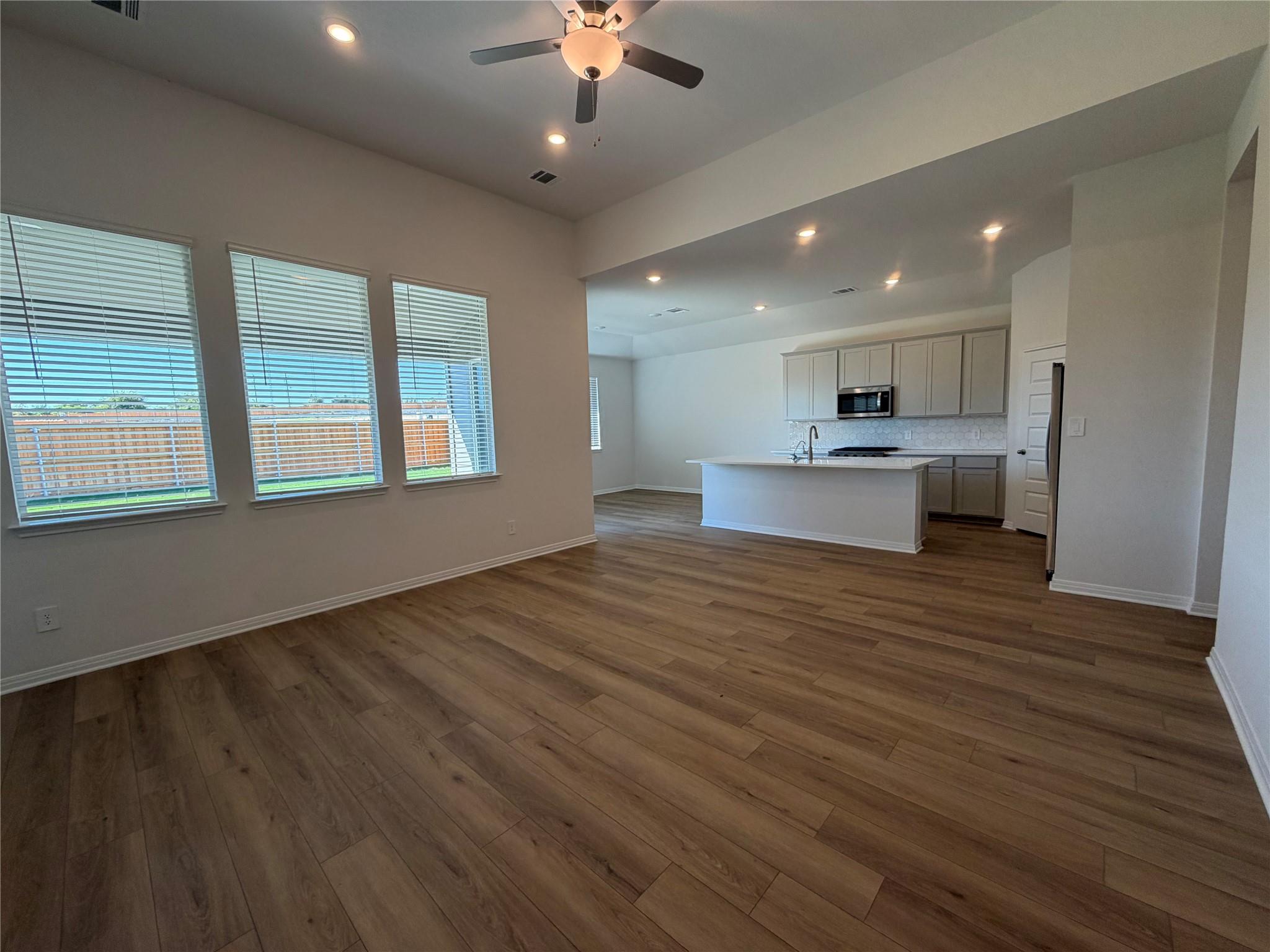 129 Divisadero Dr, Hutto, TX 78634