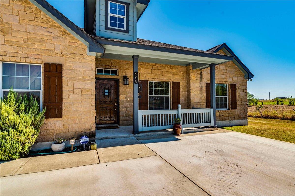 909 County Road 342, Granger, TX 76530