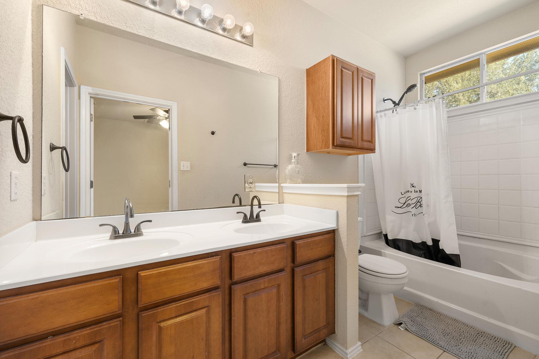 220 Flinn St, Hutto, TX 78634