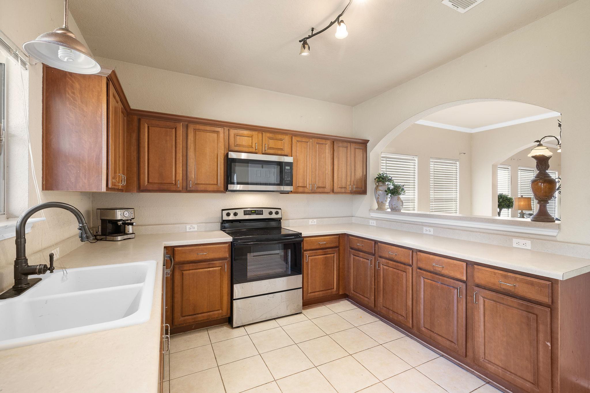 220 Flinn St, Hutto, TX 78634