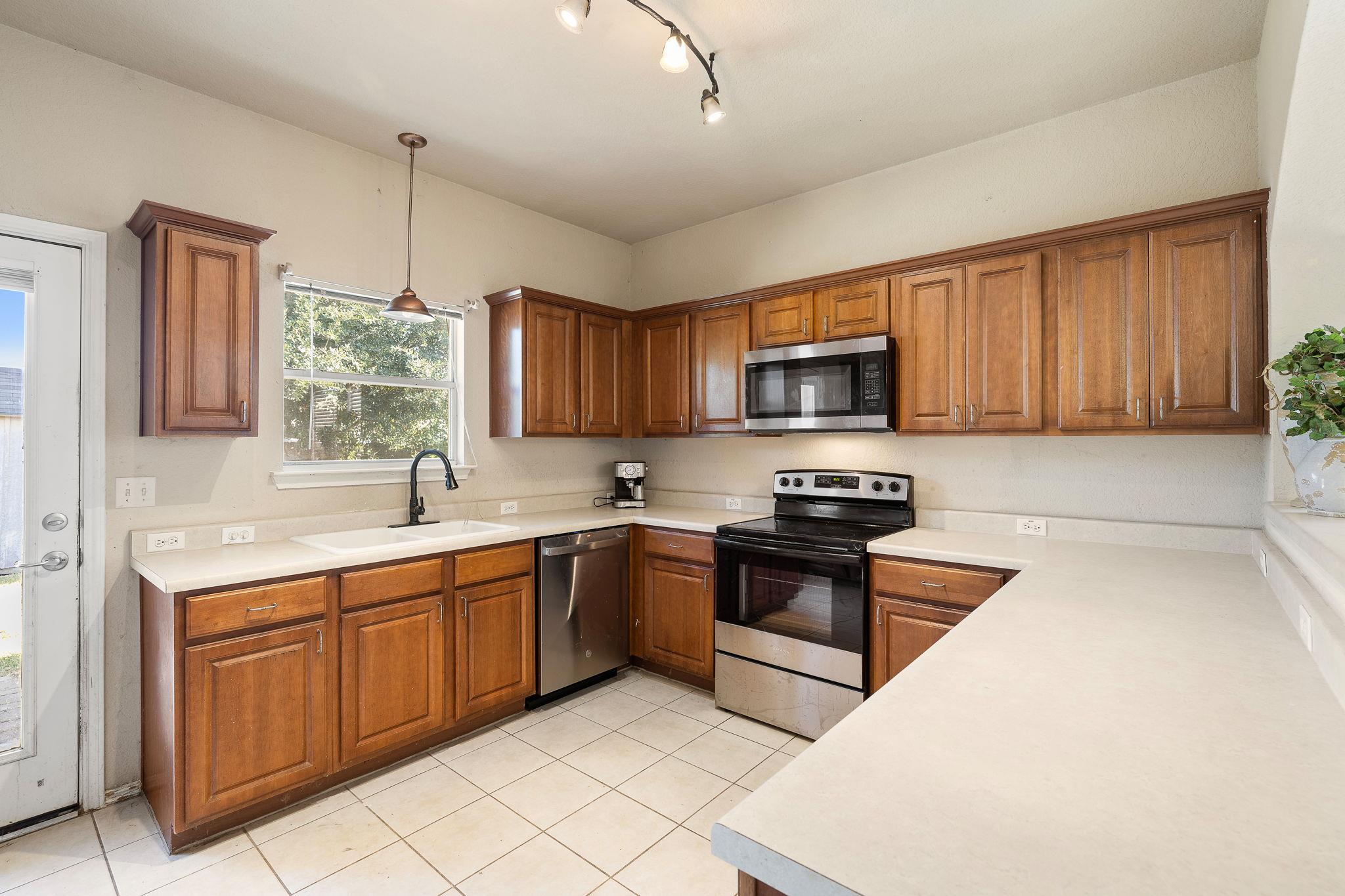 220 Flinn St, Hutto, TX 78634