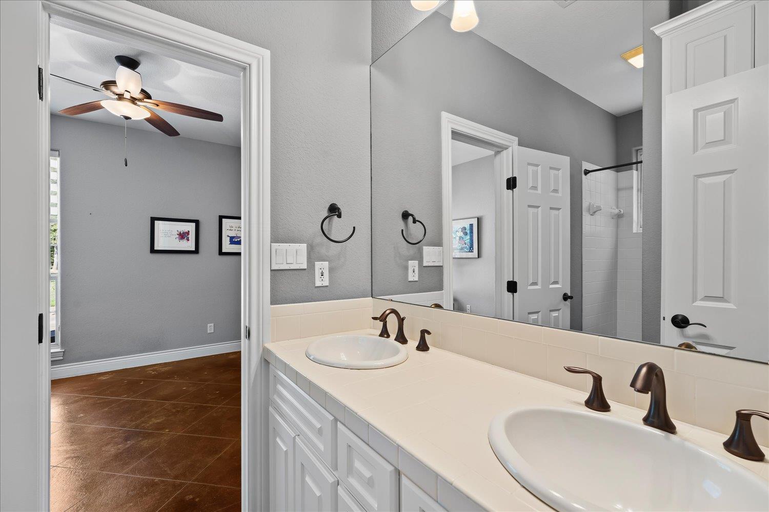 321 Arbors Cir, Elgin, TX 78621