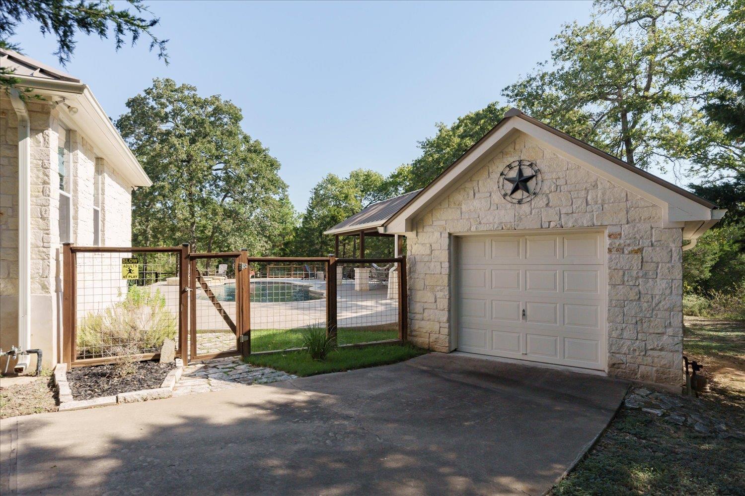 321 Arbors Cir, Elgin, TX 78621