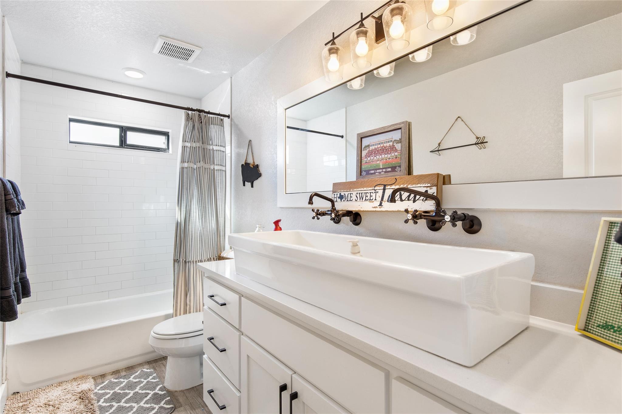 164 Lake on Flat Creek Dr, Johnson City, TX 78636